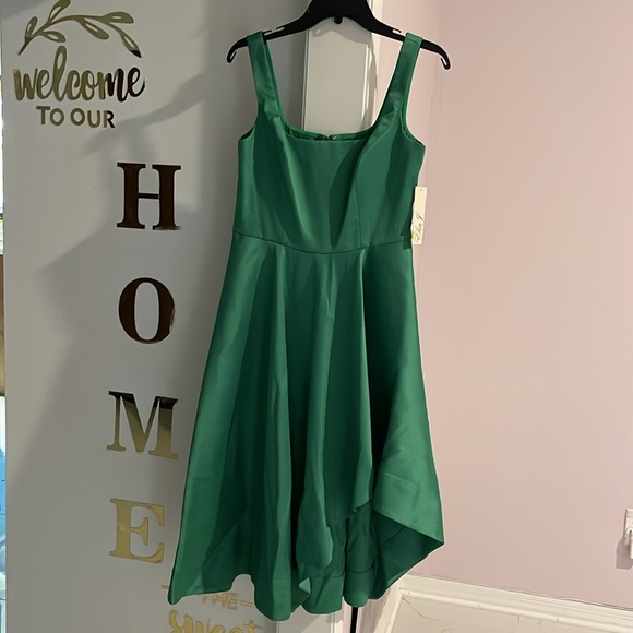 Eliza J
Petite Square-Neck Sleeveless Asymmetric-Hem Dress - Picture 3 of 8